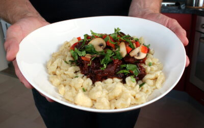 Gulasch mit Spätzle und Pilzgemüse