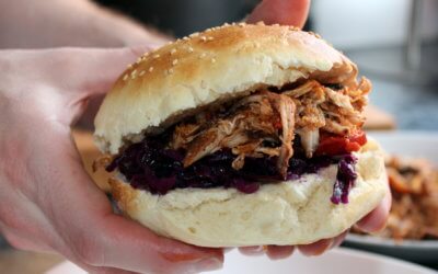 Pulled Chicken Burger aus dem Dutch Oven